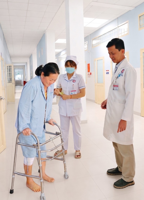 Phục hồi chức năng sớm sau phẫu thuật thay khớp gối tại Bệnh viện Trường Đại học Y Dược Cần Thơ